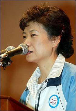 2004년 8월 구례 연찬회에서 박 대표는 이재오 의원을 겨냥해 "'박근혜가 대표되면 탈당한다' 더니 안 했다. 자기가 한 말에 대해 책임지고 남을 비판해야 한다"고 직격탄을 날렸다. 